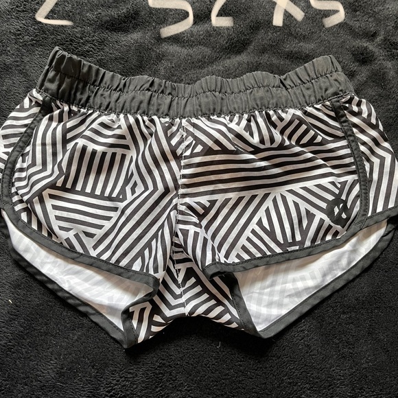 Shorts for sale! Lulu, hurly & American eagle - Picture 3 of 10